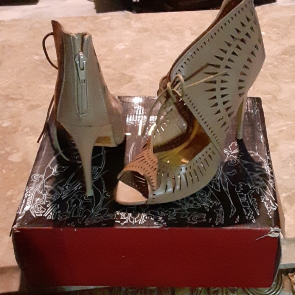 Shoes - Picture 5 of 5